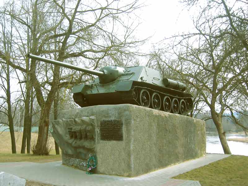 Барань Памятник освободителям Барани в 1944 году. Самоходка САУ СУ-100. Фотография