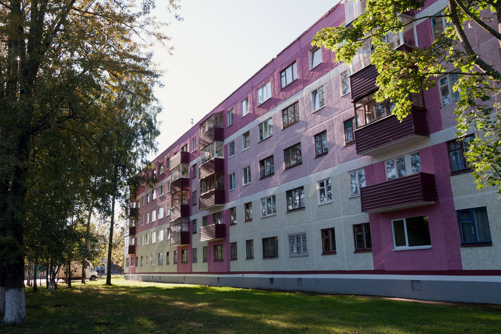 Дома в Новополоцке почти все такие — чистые, ухоженные, раскрашены яркими цветами
