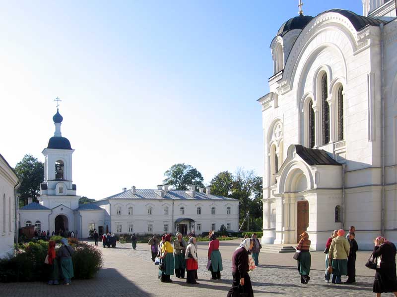 Соборная площадь Спасо-Евфросиньевского монастыря.  На залнем плане Надвратная церковь Фото. Картинка